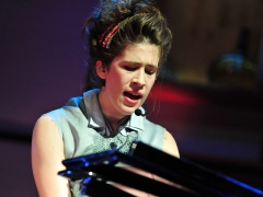 Imogen Heap plays "Wait It Out"