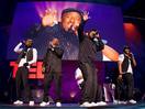 Naturally 7 memainkan beatbox seluruh band