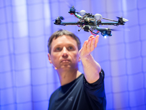 TED: Raffaello D'Andrea: The astounding athletic power of quadcopters - Raffaello D'Andrea (2013)